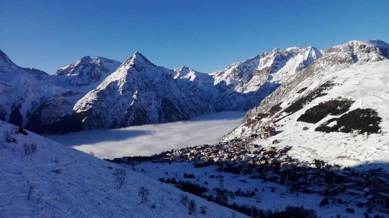 Les Deux Alpes boven de wolken